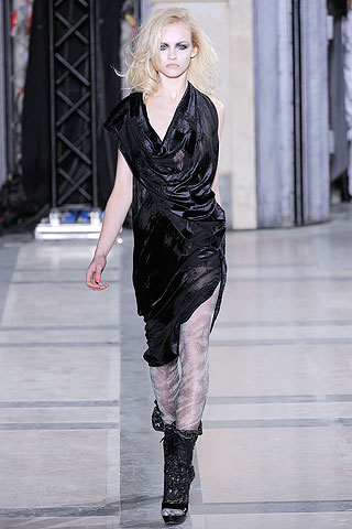 Vestido negro escote buche Vivienne Westwood